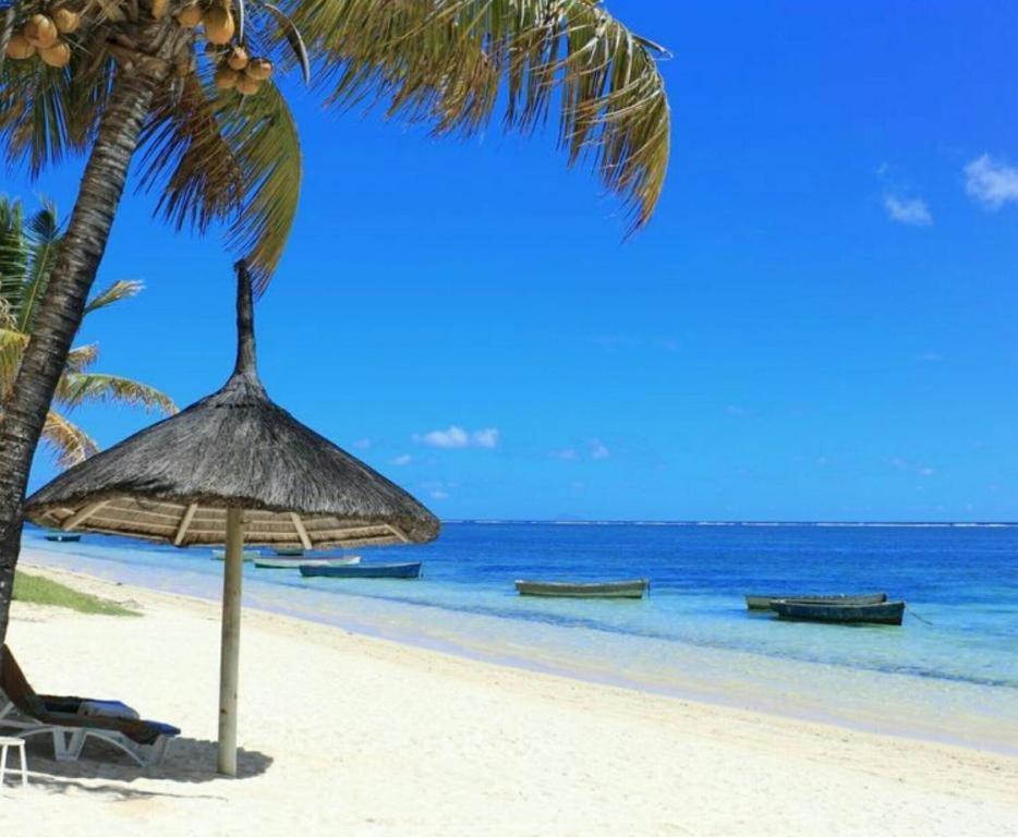 Blue Waves Beachfront Penthouse Flic-en-Flacq エクステリア 写真